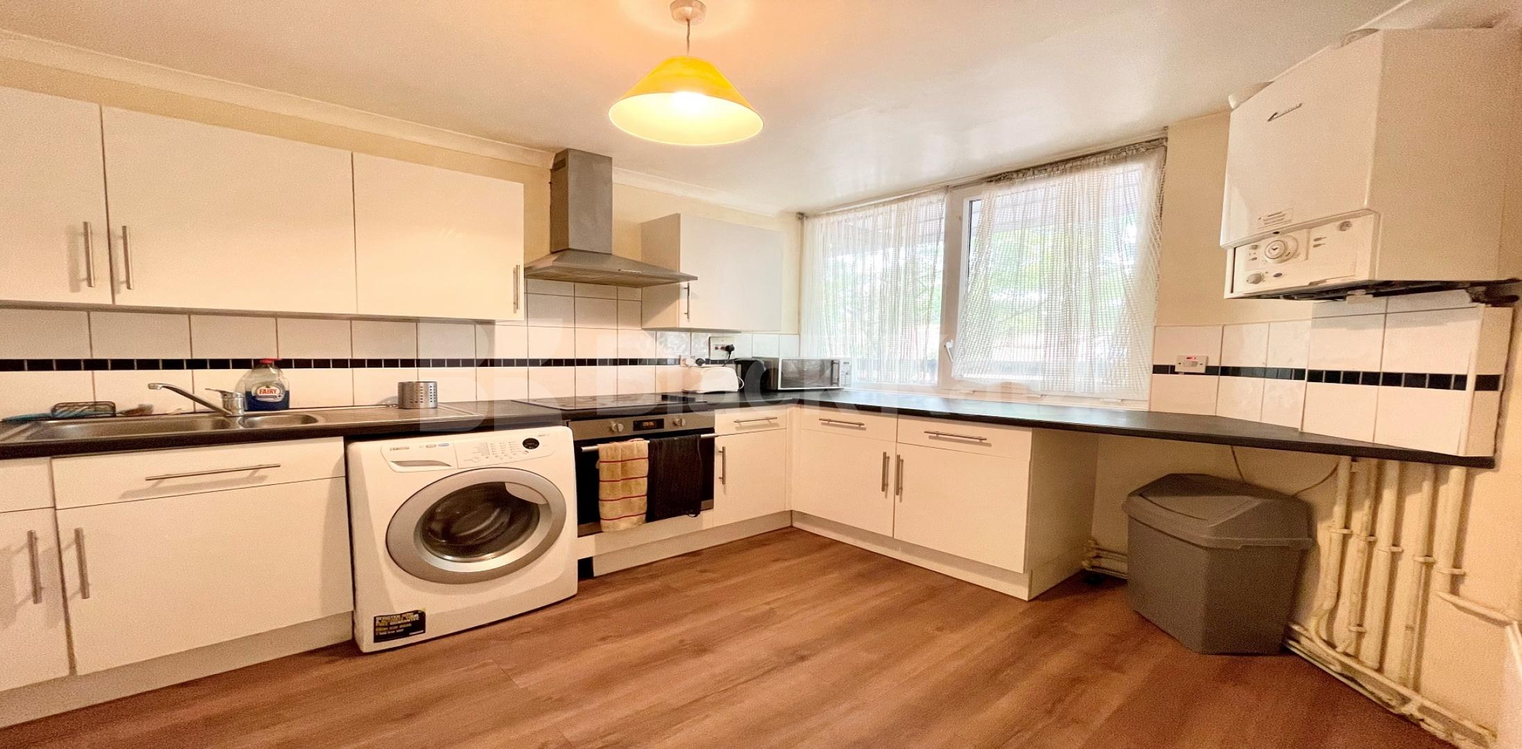 			UNDER OFFER , 3 Bedroom, 1 bath, 1 reception Apartment			 Carey Gardens, Vauxhall/Battersea